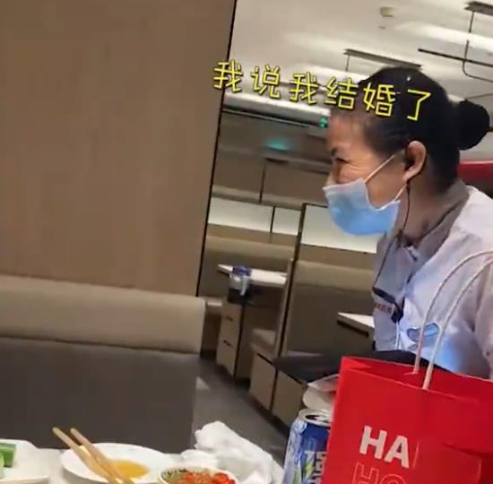 上海一男子结账时,称自己 已结婚 ,服务员机智反应亮了